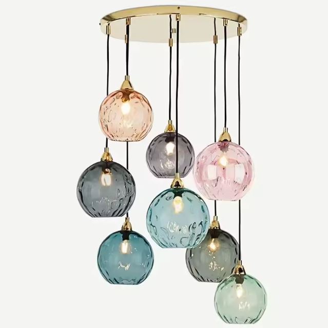 Suspension boule en verre colorée, idéale pour un éclairage moderne et vibrant dans votre intérieur, ajoutant une touche décorative unique.