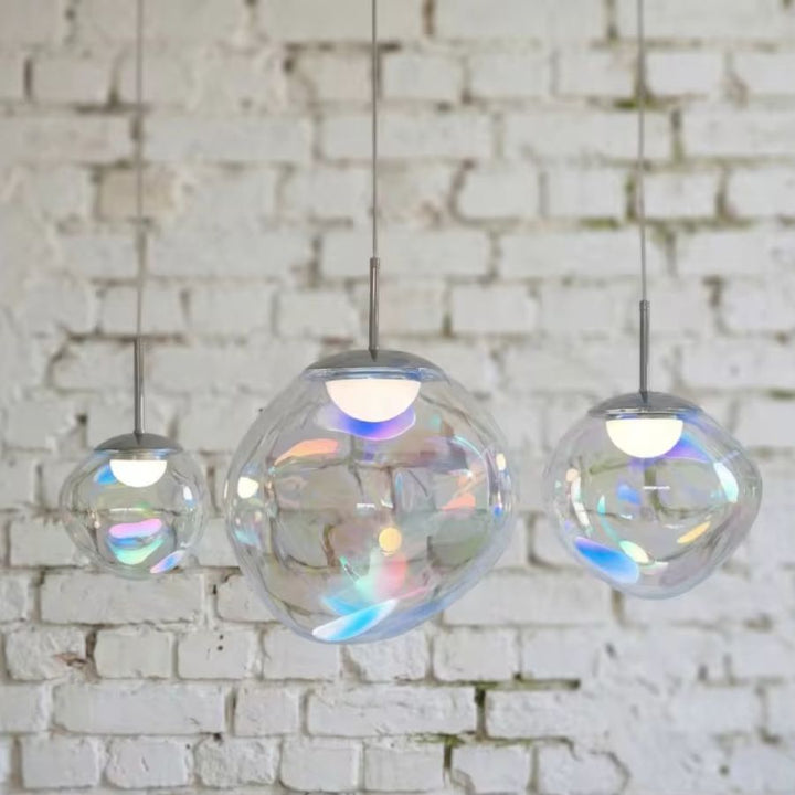 Suspension à boules en verre irisé aux reflets arc-en-ciel, composition aérienne au caractère design et contemporain