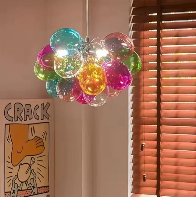 Bouquet lumineux de globes en verre coloré translucide, mêlant esprit pop, design contemporain et accents rétro.