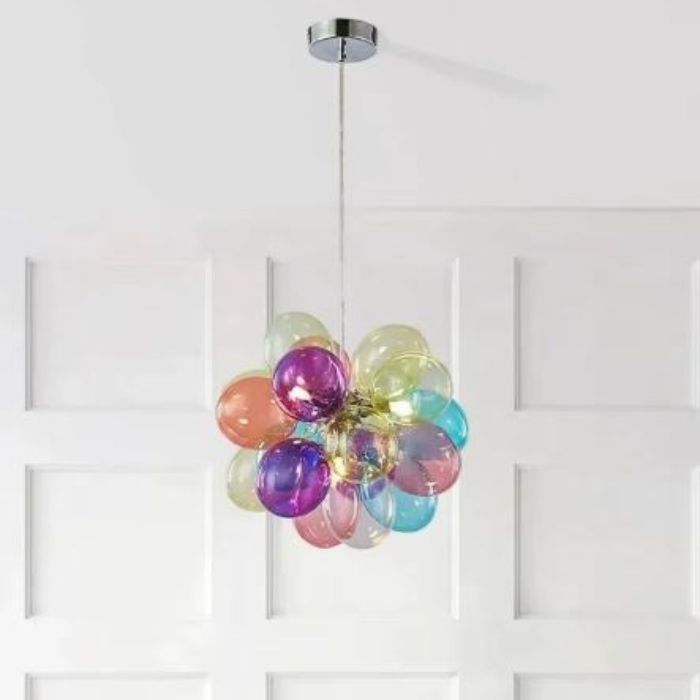 Suspension bouquet de globes en verre coloré translucide, aux nuances pastel et au design pop d'inspiration rétro.