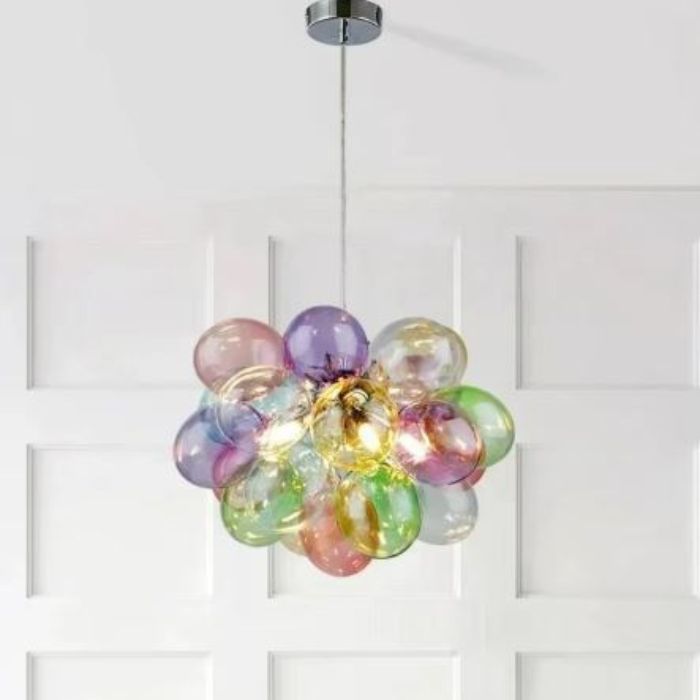 Suspension en bouquet de globes translucides aux teintes pastel, évoquant des bulles de verre dans un esprit pop et ludique.