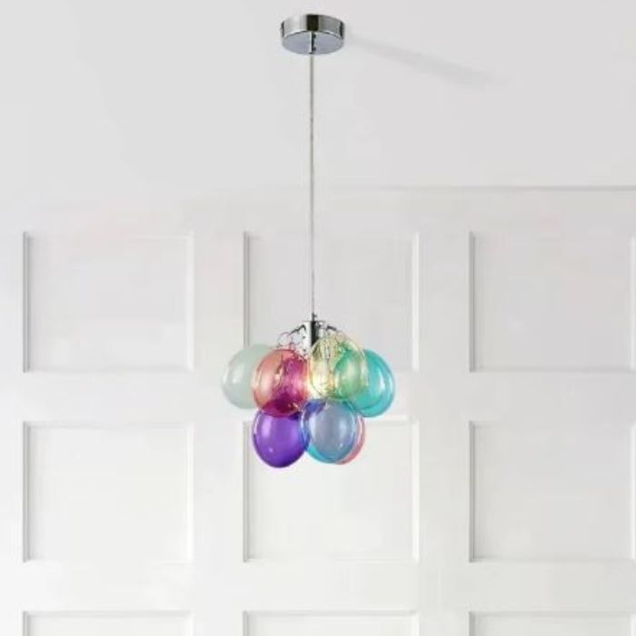 Petite suspension en bouquet de globes translucides multicolores, au design pétillant entre esprit pop et rétro.