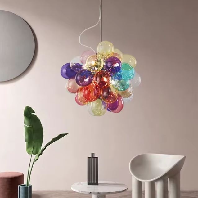 Suspension bouquet en verre coloré translucide, apportant une touche sculpturale et pop à un salon contemporain épuré.