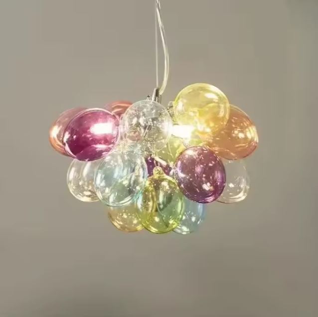 Bouquet lumineux de globes en verre translucide aux teintes pastel, évoquant des bulles colorées au design artistique.