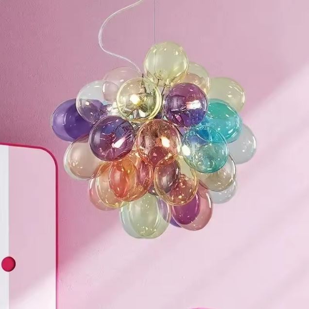 Suspension bouquet de globes en verre coloré translucide, au design organique et ludique d'inspiration contemporaine.