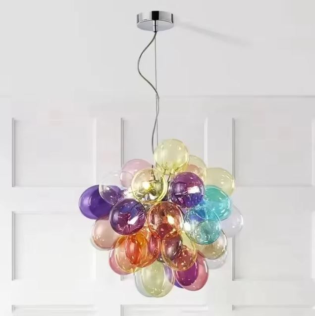 Suspension sculpturale en globes de verre coloré translucide, formant un bouquet lumineux aux influences pop et organiques.