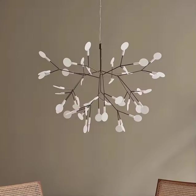 Suspension aux branches noires au design épuré, évoquant une composition organique idéale pour une décoration zen et moderne.