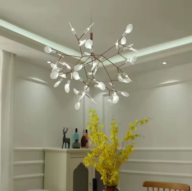 Suspension branche au style organique illuminant une salle à manger contemporaine, apportant une touche sculpturale et naturelle à la décoration.