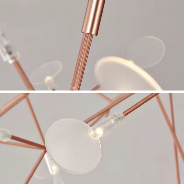 Détails raffinés d’une suspension branche contemporaine en cuivre rose, mêlant lignes aériennes et touches lumineuses inspirées de la nature.