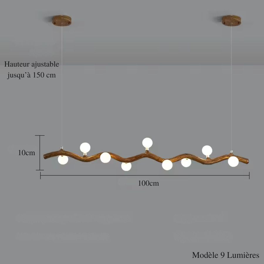 Avec ses 9 globes lumineux, cette suspension linéaire de 100 cm associe courbes organiques et finition effet bois.