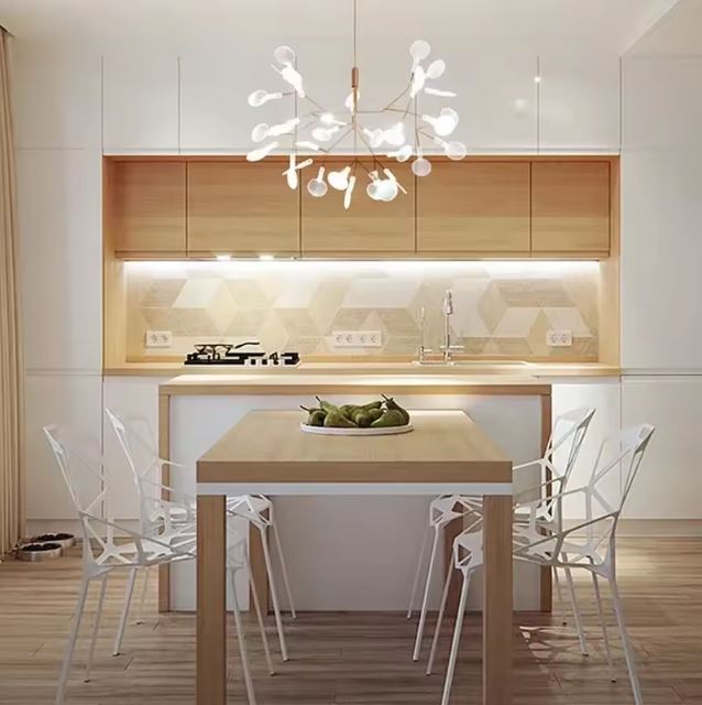 Suspension branche lumineuse au style moderne et organique, parfaite pour une cuisine contemporaine mêlant bois clair et lignes épurées.