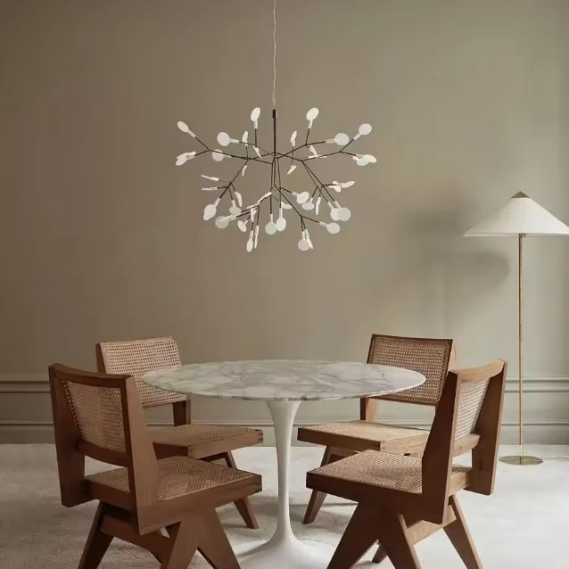 Suspension branche au style organique et contemporain éclairant une salle à manger naturelle avec design épuré et ambiance chaleureuse.