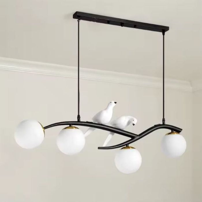 Suspension branche noire avec deux oiseaux et quatre globes opalins au style moderne, nordique et organique