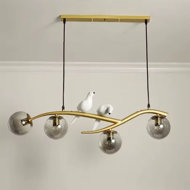 Suspension branche dorée avec deux oiseaux et quatre globes en verre gris au style contemporain inspiré de la nature