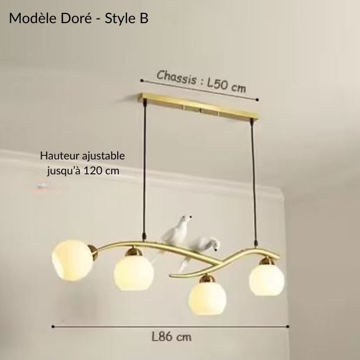 Suspension branche dorée avec sphères opalines et oiseaux décoratifs dans un esprit chic et naturel