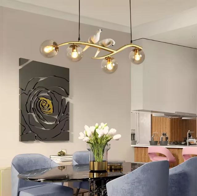 Suspension branche avec oiseaux et globes en verre fumé dans une salle à manger au style contemporain et raffiné