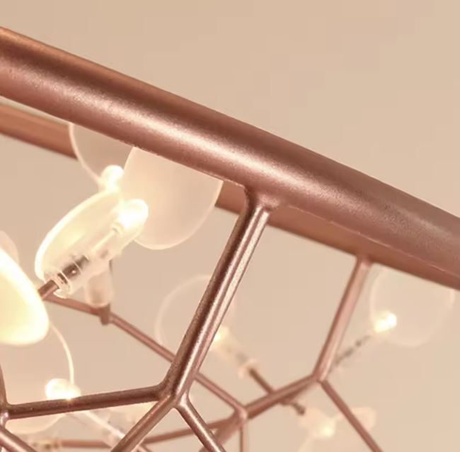 Détail de la suspension branche montrant sa structure métal raffinée et ses diffuseurs lumineux au style organique et contemporain.