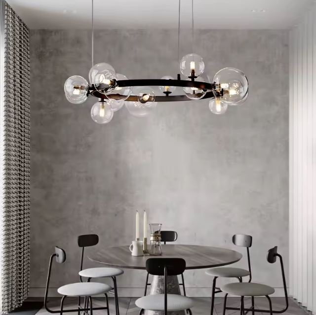 Suspension bulle élégante avec globes en verre, idéale pour éclairer une salle à manger moderne et conviviale.