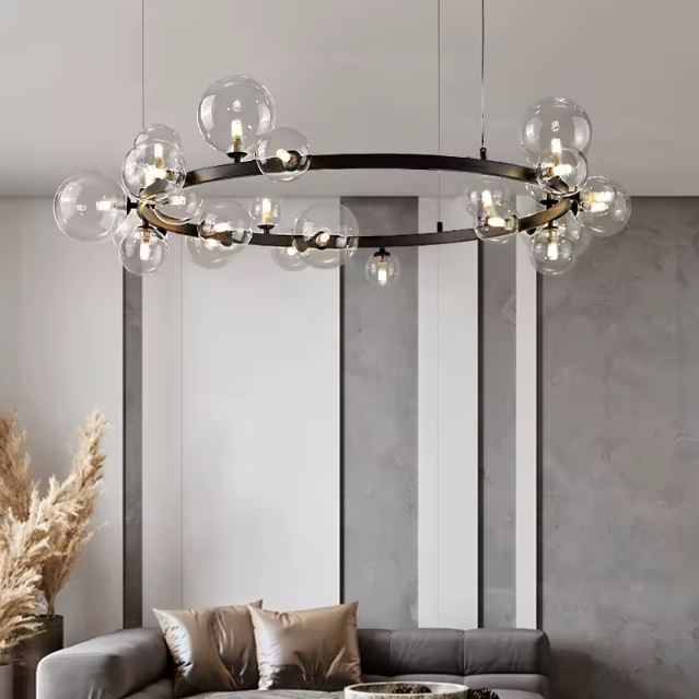 Suspension bulle contemporaine avec globes en verre transparent, parfaite pour un salon design et épuré.