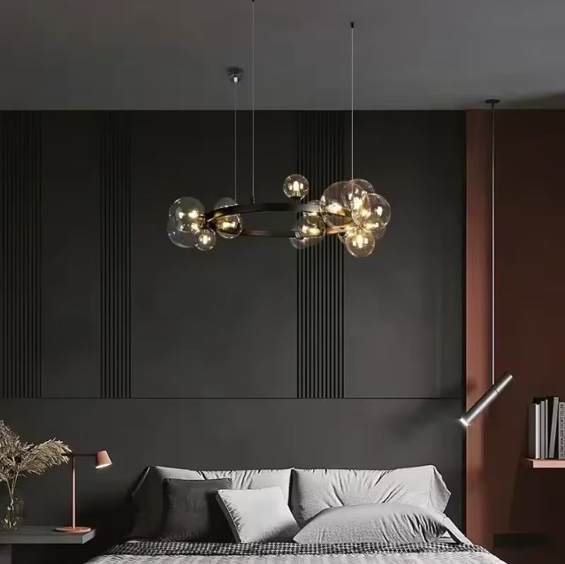 Suspension bulle élégante avec globes en verre transparent, parfaite pour sublimer une chambre au design moderne et épuré.