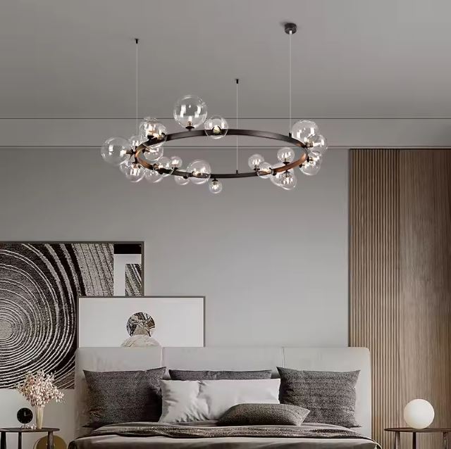 Suspension bulle élégante en verre transparent, parfaite pour illuminer une chambre moderne avec un style minimaliste.