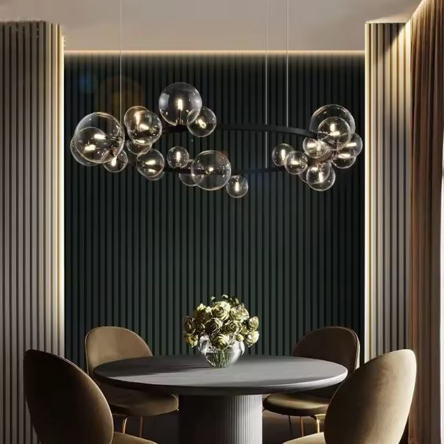 Suspension bulle design avec globes en verre transparent, ajoutant une touche luxueuse et moderne à une salle à manger.