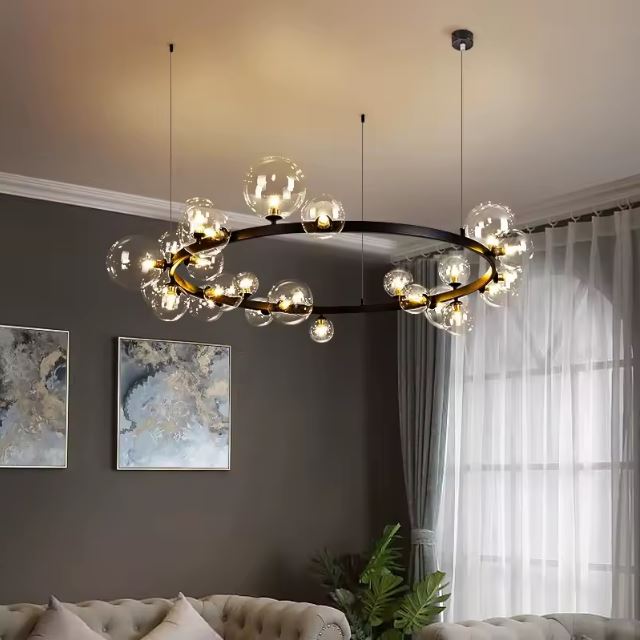 Suspension bulle design avec globes en verre transparent, idéale pour un salon élégant et chaleureux.