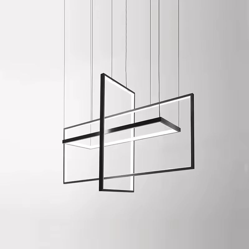 Suspension noire aux cadres rectangulaires entrecroisés, à l'esthétique minimaliste inspirée du design architectural.