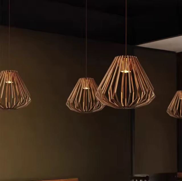 Suspension cage bois à l’éclairage tamisé, parfaite pour créer une ambiance chaleureuse et design dans un bar ou un restaurant.