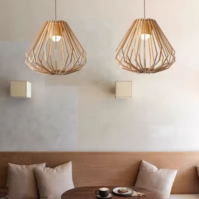 Suspension cage en bois au design naturel, parfaite pour créer une ambiance chaleureuse dans un café ou un coin repas cosy.