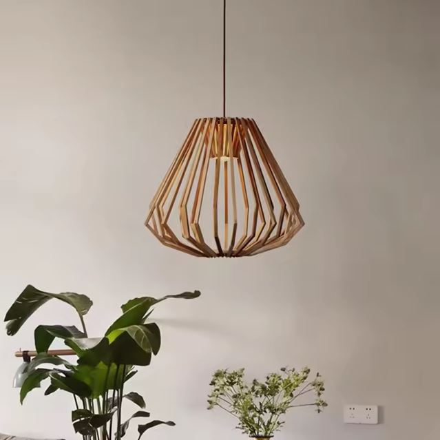Suspension cage bois en forme de diamant, idéale pour une déco naturelle et épurée dans un intérieur végétalisé.