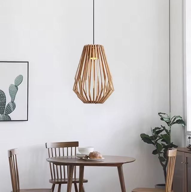 Suspension cage bois au style minimaliste et naturel, idéale pour une salle à manger scandinave au charme épuré et authentique.