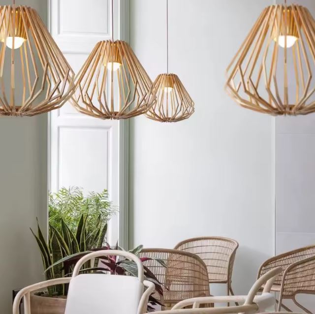 Suspension cage en bois naturelle idéale pour un salon ou une véranda au style scandinave, épuré et lumineux.