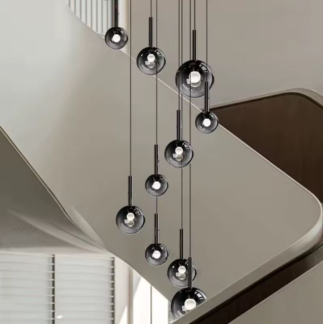 Lustre d’escalier grande hauteur, boules en verre fumé noir, esprit design italien élégant.