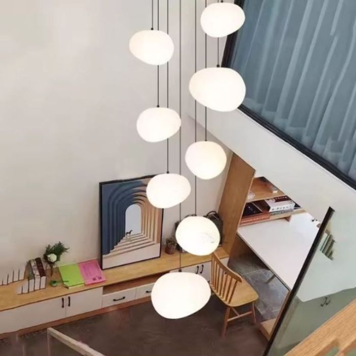 Suspension moderne pour cage d'escalier avec un design épuré et lumineux, idéale pour les plafonds hauts.