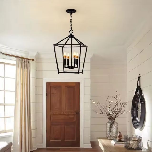Suspension cage noire en métal style fer forgé, idéale pour une entrée au charme rustique et campagne chic.
