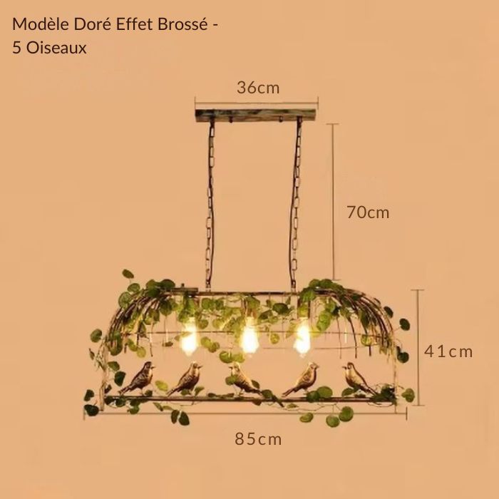 Suspension luminaire cage à oiseaux dorée avec 5 oiseaux, style vintage et éclairage chaleureux pour salon ou salle à manger.