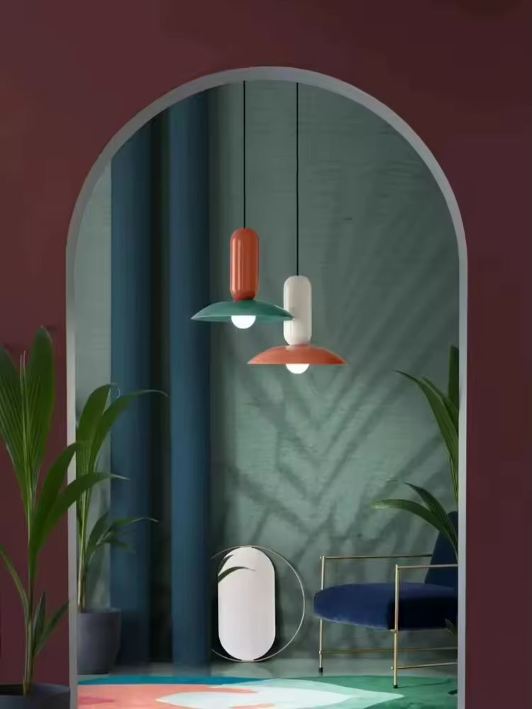 Deux suspensions Capsule Pop colorées au style Bauhaus, mises en scène dans un intérieur rétro graphique