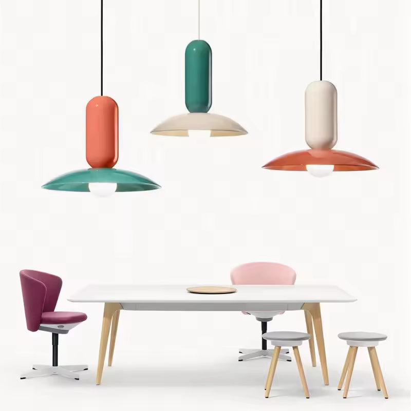 Suspensions Capsule Pop colorées au style Bauhaus rétro, installées au-dessus d’une table de salle à manger