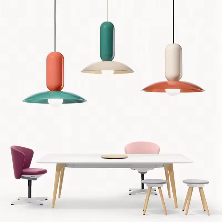 Suspensions Capsule Pop colorées au style Bauhaus rétro, installées au-dessus d’une table de salle à manger