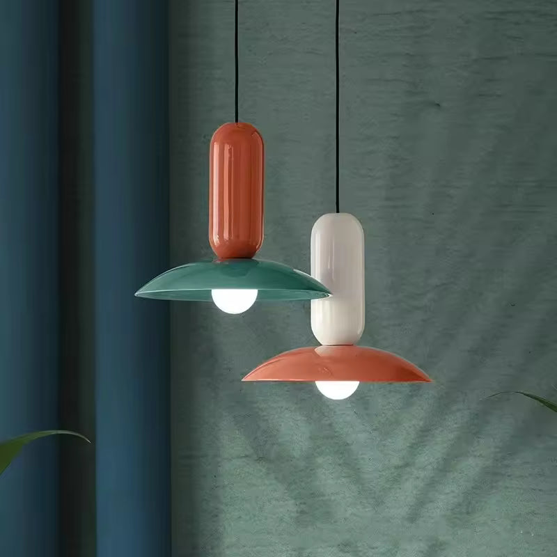 Suspension Capsule Pop à disque bombé coloré, au design rétro années 70 et aux lignes sculpturales