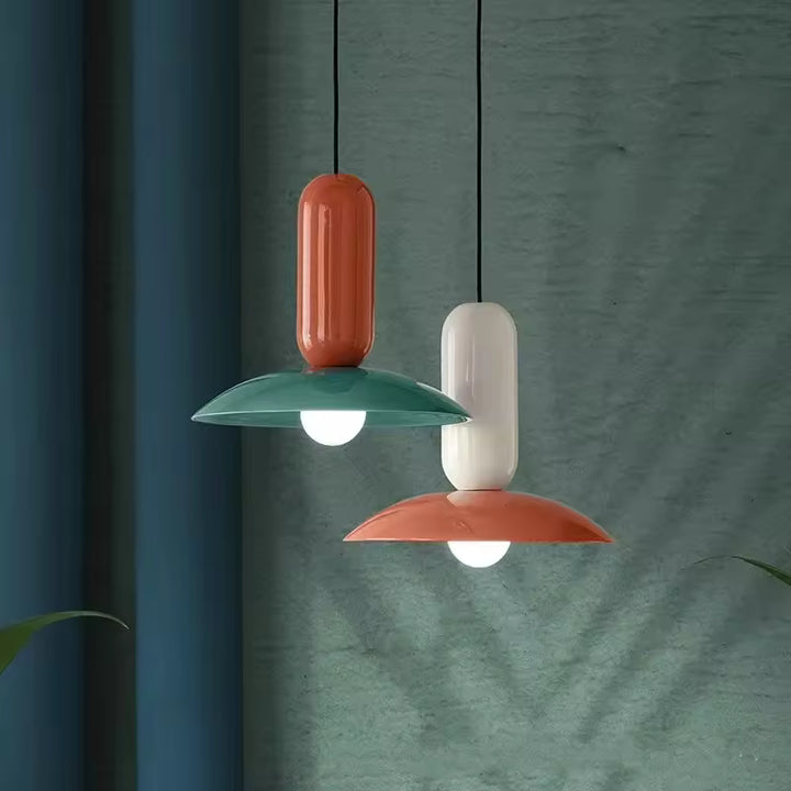 Suspension Capsule Pop à disque bombé coloré, au design rétro années 70 et aux lignes sculpturales