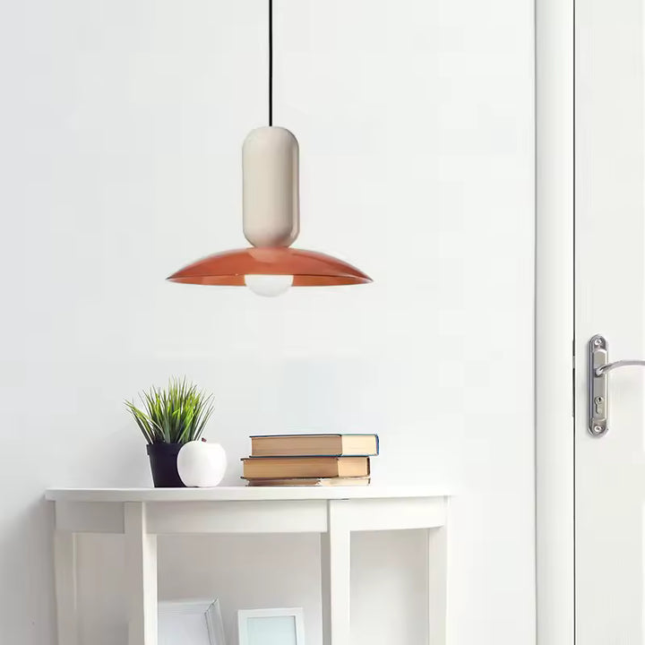 Suspension Capsule Pop orange et blanche au design minimaliste rétro, installée dans une entrée lumineuse