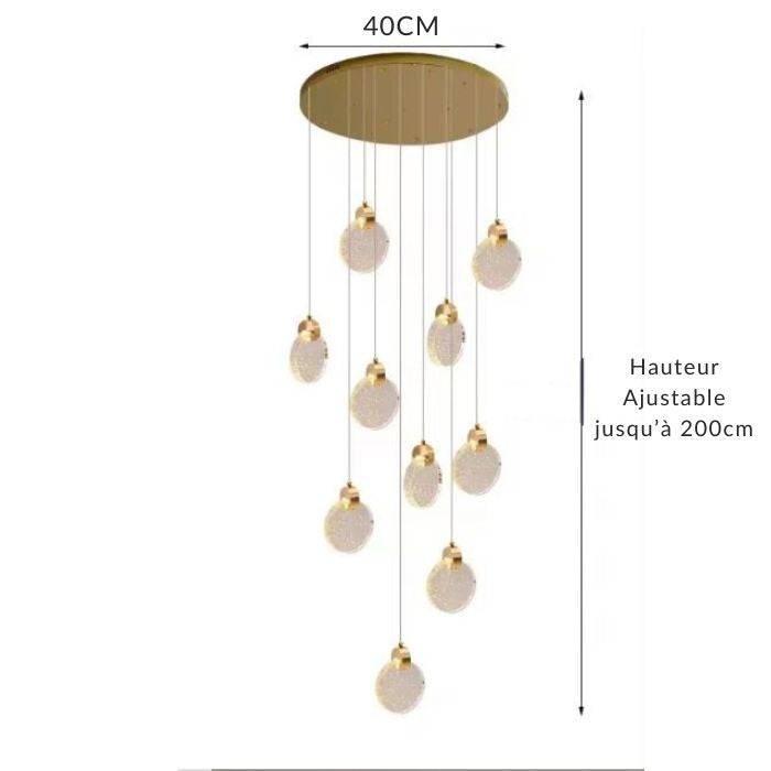 Suspension en cascade avec 10 têtes dorées, ajustable pour éclairer escaliers et espaces hauts avec élégance.