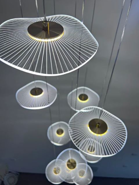 Suspension cascade blanche à l’éclairage LED, parfaite pour une ambiance graphique et contemporaine en hauteur.