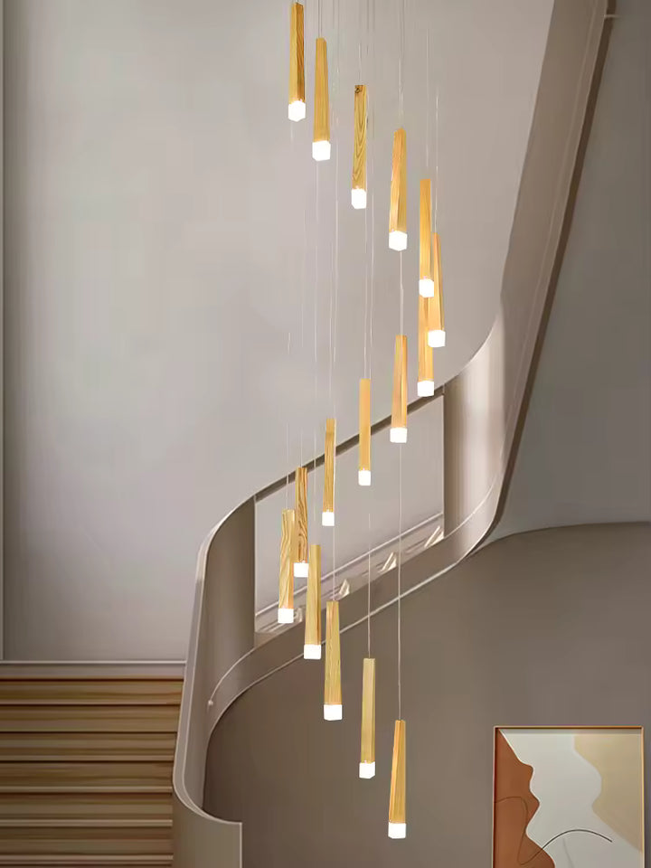 Suspension cascade en bois au design organique, avec tiges lumineuses élancées le long d’un escalier contemporain et luxueux