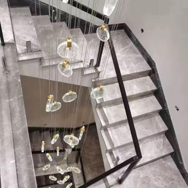 Suspension en cascade avec détails en cristal pour un intérieur luxueux.