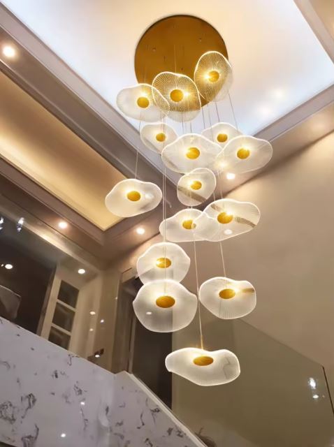 Suspension cascade au style organique et sculptural, idéale pour escalier à plafond haut moderne.