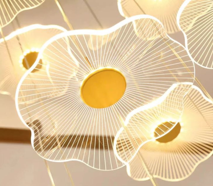 Détail raffiné d’une suspension cascade aux formes florales, idéale pour un intérieur poétique et lumineux.