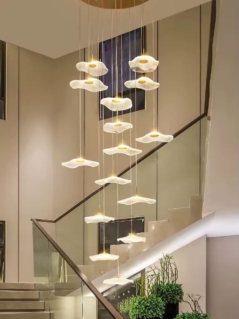 Suspension cascade épurée et lumineuse, idéale pour habiller une montée d’escaliers avec élégance et légèreté.